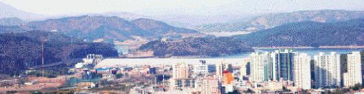 진주시의 신도시 지역.뒷쪽으로 진주농민항…