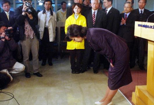 "사죄 드립니다" 민주당 추미애 의원이 지난 28일 중앙당사에서 선대위원장직 수락 기자회견을 한 뒤,국민에 대해 절을 하고 있다. 오정식기자 oosing@