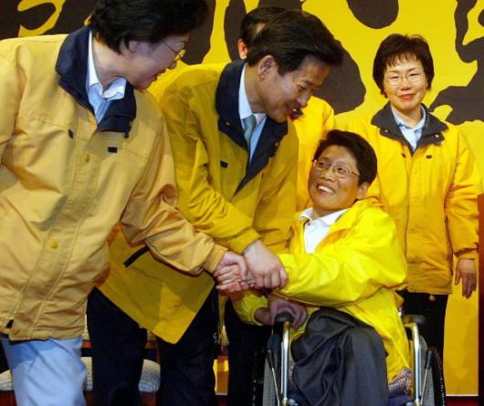 우리당 비례대표 1번 열린우리당 정동영(왼쪽에서 두번째) 의장이 28일 대전에서 열린 선거대책위 출범식에서 비례대표 1번인 장향숙 전 한국여성장애인연합회 공동대표와 손을 잡고 인사하고 있다. 대전 국회사진기자단