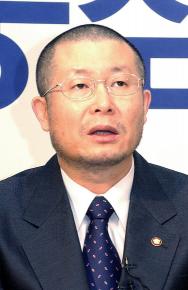 지난 29일 의원회관에서 8일째 단식농성중인 설훈의원이 민주당 탈당과 17대 총선 불출마 기자회견을 갖고있다. 서울신문 포토라이브러리