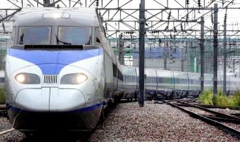 4월1일 역사적인 개통을 앞두고 있는 고속철 차량이 시운전을 위해 고양차량기지를 나서고 있다.고속철은 비싼 편이지만 할인제도를 활용하면 새마을호 열차보다 싸게 이용할 수 있다. 서울신문 포토라이브러리