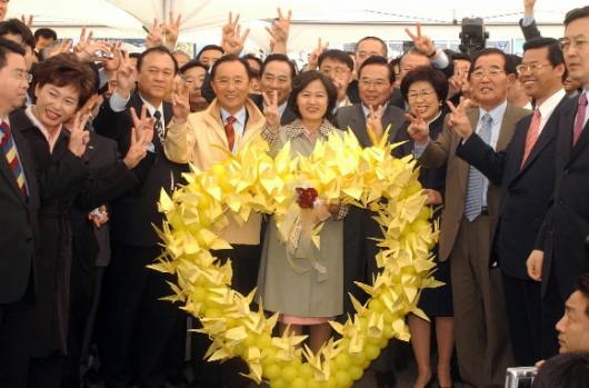 임진각에서 열린 민주당 선대위 발족식서 추미애위원장과 각 후보들이 종이학으로 만든 하트를 들고 식장으로 들어서며 기호2번을 찍어달라고 표시하고 있다.   오정식기자 oosing@