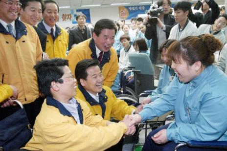 열린우리당 정동영(앞줄 왼쪽에서 두번째) 의장이 장애인 직원들이 많은 경기도 수원의 무궁화전자를 방문,종업원들을 격려하고 있다. 이종원기자 jongwon@