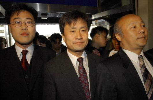 ‘범국민행동’의 김기식·서주원·박석운(왼쪽부터) 공동집행위원장이 30일 오전 경찰서에 출두하고 있다. 정연호기자 tpgod@