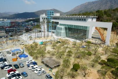 오는 6월 개관목표로 마무리 손질중인 경남도립미술관.당초 계획보다 지나치게 규모를 키워 조형미를 잃은데다 주변경관을 해치고 있다는 지적이 일고 있다.경남도 제공