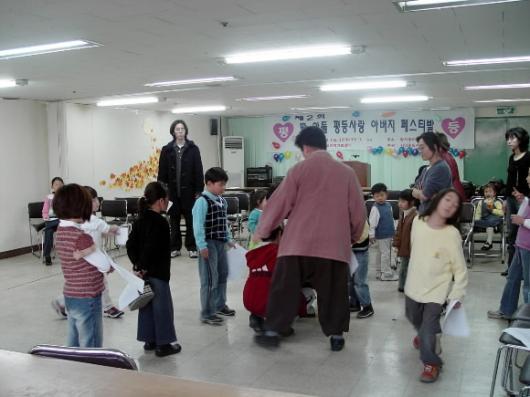 양성평등한 사회를 꿈꾸는 ‘딸사랑아버지모임’은 이 시대 달라져가는 아버지들의 모습을 보여준다.사진은 ‘아버지페스티벌’의 한 장면.