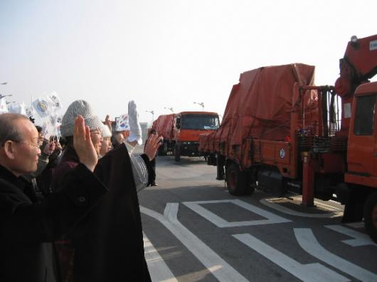 지난 29일 임진각 남측 출입관리 사무소에서 천태종 스님과 신도들이 개성 영통사 복원에 쓰일 기와를 실은 차량행렬을 배웅하고 있다.