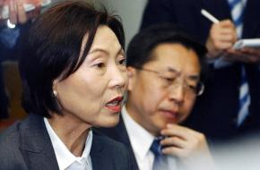 30일 오전 서울중앙지법이 송두율 교수에게 징역 7년을 선고한 직후 송 교수의 부인 정정희씨가 기자들의 질문에 답하고 있다. 이언탁기자 utl@