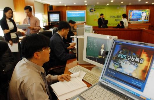 EBS수능강의를 하루앞둔 31일 강남구 도곡동 EBS 수능강의 합동상황실에서 교육관계자들이 최종점검을 하고 있다. 도준석기자 pado@