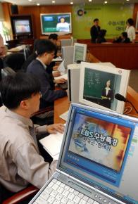 EBS 수능강의 시작을 몇 시간 앞둔 31일 오후 서울 강남구 도곡동 수능강의 합동상황실에 모인 교육 관계자들이 막바지 점검을 하고 있다.    도준석기자 pado@