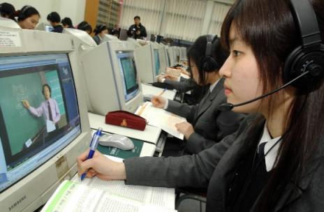 EBS의 수능강의가 시작된 지난 1일 오후 서울 양천구 목동 한가람고교의 멀티미디어실에서 학생들이 동영상 강의를 보며 공부하고 있다. 서울신문 포토라이브러리