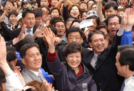 부산 간 박대표 한나라당 박근혜 대표가 1일 개통한 고속철을 타고 부산역에 도착,광장에 모인 시민들의 환호에 손을 들어 답하고 있다. 부산 최해국기자 seaworld@