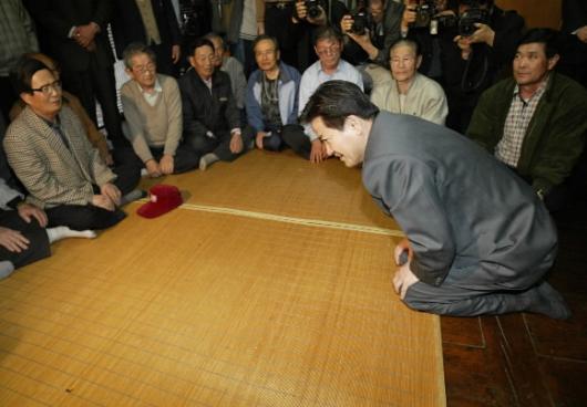 "어르신들, 사죄드립니다" 열린우리당 정동영 의장이 1일 오후 전남 장흥읍의 한 경로당을 방문해 지난주 대구에서 60∼70대 노인을 폄하한 발언을 한 데 대해 큰절로 사죄하고 있다. 남상인기자 sanginn@