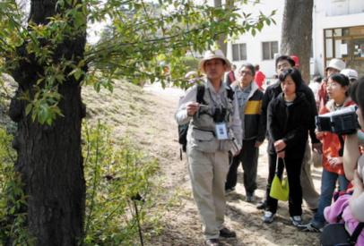 일요일 홍릉숲에서 진행하는  '숲의 사계' 프로그램에서 선생님이 나무에 대해 설명하고 있다.