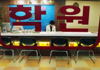 EBS 수능강의가 시작된 1일 ‘사교육 1번지’로 호황을 누려온 서울 강남구 대치동의 한 학원에는 월 초인데도 수강생 발길이 끊겨 정적만이 감돌고 있다. 이종원기자 jongwon@