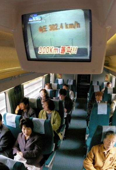 시속 300㎞질주 1일 오전 서울 용산역을 출발한 광주행 고속철의 내부에 설치된 모니터에 ‘시속 300㎞ 돌파’ 자막이 표시되고 있다.고속철은 상업운행 첫 날인 이날 대체적으로 순조로운 운행을 보였다. 남상인기자 sanginn@