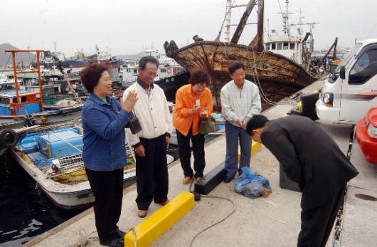 표를 찾아서… 1일 목포항에서 총선 출마 후보자가 주민들에게 허리를 굽혀 인사하면서 한 표를 호소하고 있다. 목포 남상인기자 sanginn@
