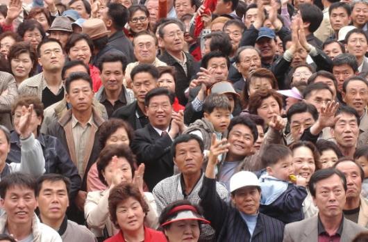 총선에 쏠린 눈눈눈… 부산의 한 기차역 광장에 모여든 유권자들이 모 정당 간부의 거리유세에 관심을 보이고 있다. 서울신문 포토라이브러리