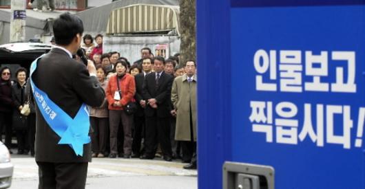 지난 2일 본격적인 선거운동이 시작된 가운데 서울 동대문구에 출마한 한 후보가 거리유세를 하고있다. 서울신문 포토라이브러리