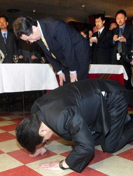 "잘못했습니다" '60·70대 유권자 펌하' 발언으로 물의를 빚은 열린우리당 정동영(오른쪽) 의장이 지난 2일 서울 정동 세실레스토랑에서 김근태 원내대표와 함께 노인단체 대표들에게 사죄의 절을 올리고 있다. 서울신문 포토라이브러리