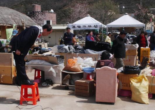 한표 주세요 한 후보가 장터에서 허리 굽혀 유권자들에게 인사를 하고 있다. 서울신문 포토라이브러리