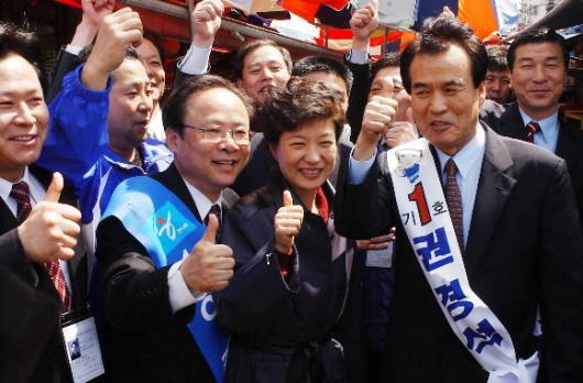 "票를 주세요" 2일 경남 창원 지원유세에 나선 박근혜 한나라당 대표가 후보자들과 함께 엄지손가락을 세워보이며 지지를 호소하고 있다. 최해국기자 seaworld@