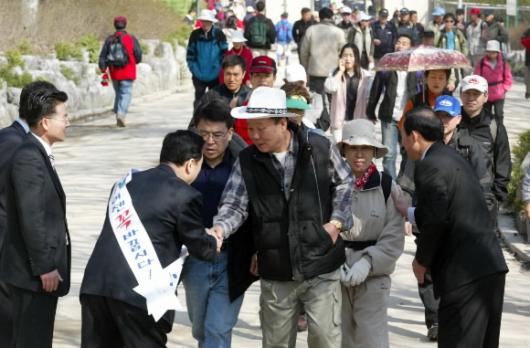 휴일 총선 선거운동 휴일을 맞아 관악산을 찾은 시민들에게 한 후보가 선거운동을 하고있다. 서울신문 포토라이브러리
