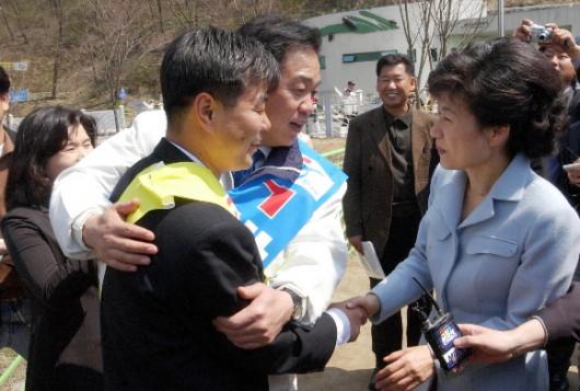 박대표 수원 유세  수원 영동시장서 유권자들과 악수하고있다