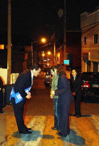 한밤에도 한표 호소 4일 부산지역에 출마한 국회의원 후보가 늦은 밤에도 골목길을 누비며 행인들에게 한 표를 호소하고 있다. 남상인기자 sanginn@