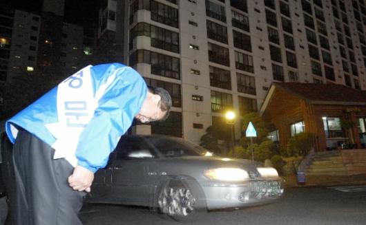 한밤에도 한표 호소 대구 중남구에 출마한 한 후보자가 4일 밤 늦은 시각까지 지역구 아파트를 돌며 주민들이 탄 차량에 대해 한표를 호소하고 있다. 남상인기자 sanginn@