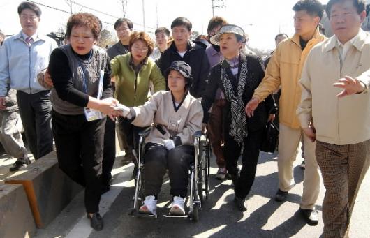 휠체어탄 추미애의원 민주당 추미애 의원은 삼보일배 3일째인 5일 건강이 악화되자 휠체어를 타고 광주시 북구 두암동에서 지지자들의 성원을 받으며 망월동 묘지로 향하고 있다. 오정식기자 oosing@