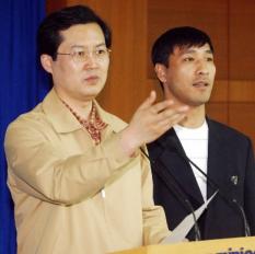 장전형 선대위 대변인(왼쪽).