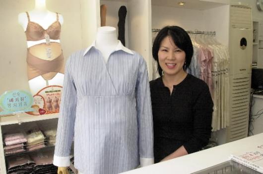 “출산율은 떨어져도 일하는 임신부는 늘어나는 추세”에 착안했다는 ‘오블리쿠아’ 신은경 사장.저렴한 외출용 임부복과 렌털 서비스가 신 사장의 창업 포인트다. 이호정기자 hojeong@