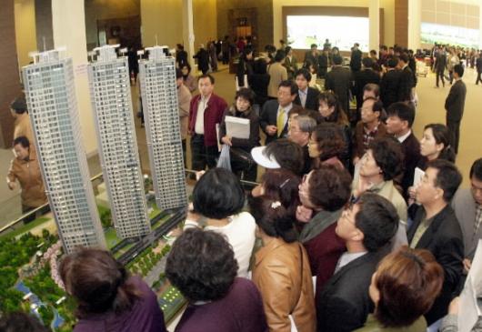 서울의 한 주상복합 아파트의 모델하우스를 보기위해 몰려든 사람들. 서울신문포토라이브러리