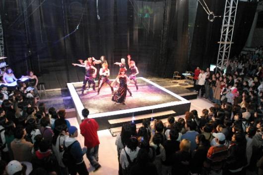 국립극장 야외공연장인 하늘극장에서 관객들이 선 채로 뮤지컬 '클럽 하늘'을 즐기고 있다. 국립극장 제공