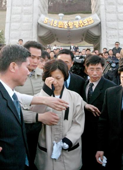 눈물을 훔치는 추미애 서울신문 포토라이브러리