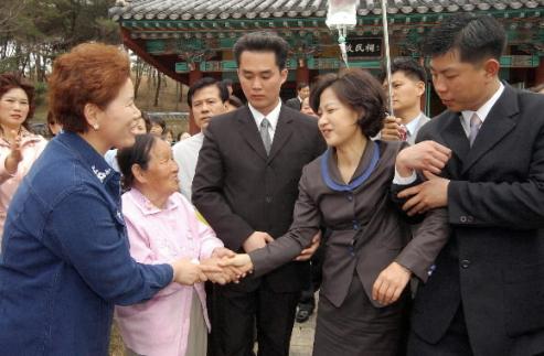 정읍서 민주당 추미애 선대위원장이 6일 링거주사를 꽂고 전북 정읍시 황토현 동학혁명기념관을 방문,주민들에게 지지를 호소하고 있다. 정읍 오정식기자 oosing@