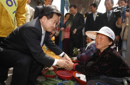 진해서 열린우리당 정동영 의장이 6일 경남 진해 중앙시장을 찾아 상인들과 인사를 나누고 있다. 진해 남상인기자 sanginn@