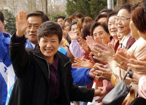 구미서 한나라당 박근혜 대표가 6일 부친인 고 박정희 전 대통령의 고향인 경북 구미시 선산읍을 방문,주민들의 환영을 받자 손을 흔들고 있다. 구미 최해국기자 seaworld@