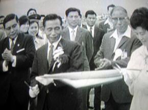 1970년 7월3일 경부고속도로 개통식에서 테이프 커팅을 하는 박정희 전 대통령 부부.