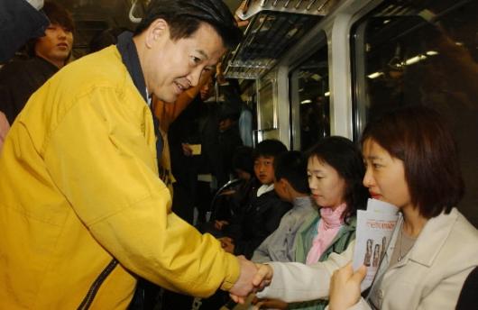 지하철서   열린우리당 정동영 의장이 7일 오전 여의도역에서 지하철을 타고 당사로 출근하면서 승객들과 악수하고 있다. 남상인기자 sanginn@