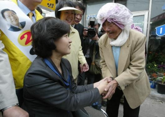 거리서 민주당 ㅊ추미애 선대위원장이 7일 휠체어에 앉은 채 전북 김제시 요촌동 구산사거리를 방문, 노인들의 환영을 받고 있다. 김제 오정식기자 oosng@