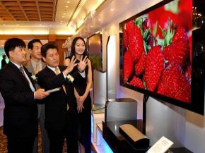 7일 서울 신라호텔에서 열린 삼성전자 신제품 발표회에서 신만용 부사장(가운데)이 '3세대 DNe엔진'을 채용한 디지털 TV를 살펴보고 있다. 삼성전자 제공