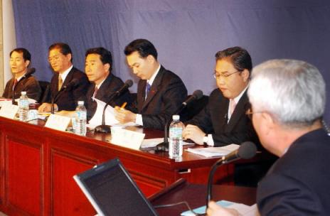 5당 정책 토론회 7일 코엑스에서 열린 한국정책학회 주최 5당 정책토론회에서 각당 정책관계자들이 행정·안보 분야에 대한 정책공약을 설명하고 있다 김명국기자 daunso@