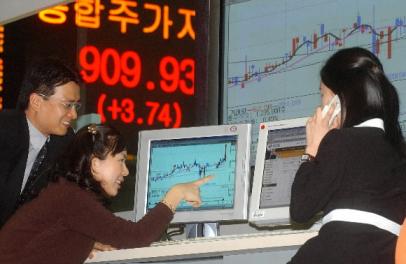 종합주가지수가 연중 최고치를 기록한 7일 서울 여의도 증권거래소 직원들이 주가흐름표를 보며 밝게 웃고 있다. 안주영기자 jya@