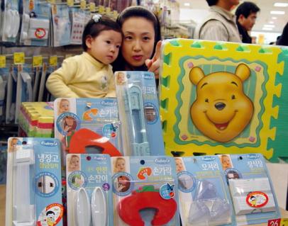 8일 롯데마트를 찾은 엄마와 아이가 어린이 안전용품 코너에서 제픔을 고르고 있다.