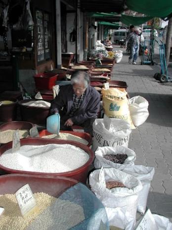 대전의 발상지로 불리는 인동시장 입구와 시장내 잡곡가게들. 가게는 즐비한데  찾는이가 없어 쌀가게 할아버지는 무료함을 달래듯  양동이 마다 담긴 곡식만 이리저리 휘젓는다.