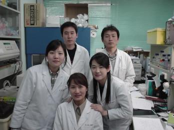 알츠하이머병,당뇨병 등과 관련된 인간 염색체의 염기서열을 밝혀낸 부산 동아대 임선희(맨앞) 교수팀이 밝은 표정을 짓고 있다. 동아대 제공