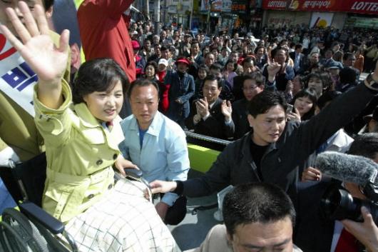 강북서 휠체어를 탄채 유세 행보를 계속하고 있는 민주당 추미애 선대위원장이 8일 서울 강북구 수유역부근에서 지지자들의 환호에 손을 들어 답례하고 있다. 오정식기자 oosing@