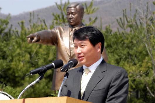 최태원 SK㈜ 회장이 8일 경기도 용인 SK아카데미에서 열린 그룹 창립 51주년 기념식에서 ‘뉴SK’를 향한 재도약을 역설하고 있다. SK 제공